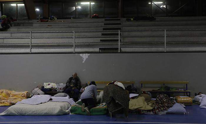 In Amatrice verbrachten Überlebende, die nach dem Beben obdachlos wurden, die Nacht auf Donnerstag in einem Turnsaal