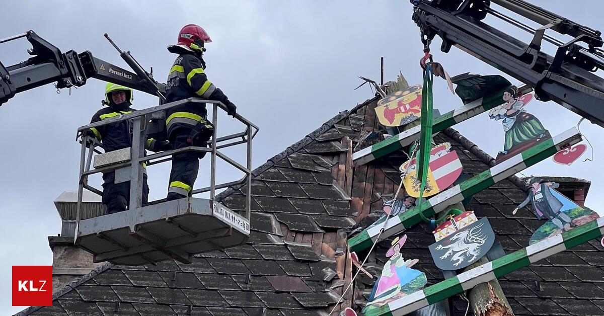 Zunftbaum-Wahrzeichen-von-Kindberg-fiel-um-und-steckte-in-Hausdach