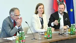 ABD0036_20251015 - WIEN - ÖSTERREICH: Finanzminister Markus Marterbauer (SPÖ), Staatssekretärin Barbara Eibinger-Miedl (ÖVP) und Staatssekretär Josef Schellhorn (NEOS) am Dienstag, 14. Oktober 2025, anl. eines Pressegesprächs zur Vorschau auf den Staatshaushalt 2026 im Finanzministerium in Wien. - FOTO: APA/HELMUT FOHRINGER