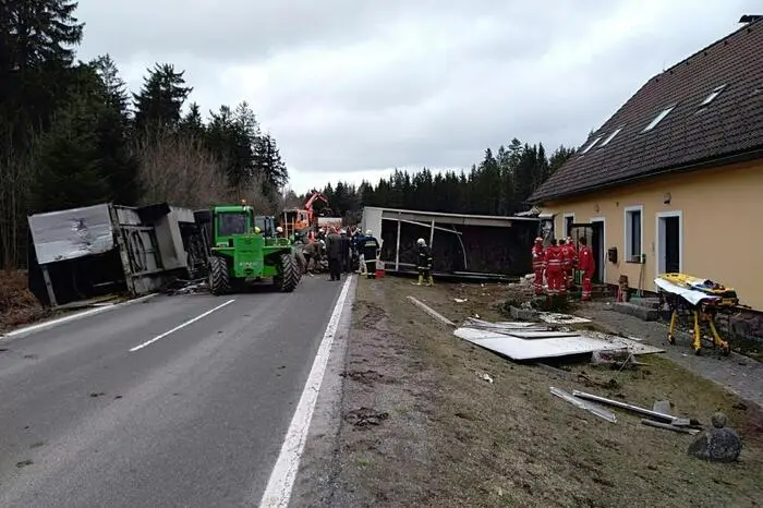 Mehrere Rinder entkamen. In diesem Zusammenhang wurde zu Vorsicht aufgerufen.   