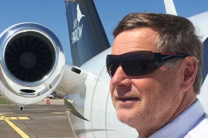 Pilot Josef Mörtl, der mit seinen drei "Citation"-Flugzeugen radioaktive Medikamente und Organe fliegt. Dienstag um 7.30 Uhr setzte er als Erster die Reifenspuren auf die Bahn.