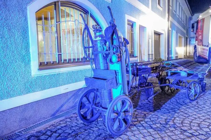 Aufgrund der Einsturzgefahr war eine Brandbekämpfung nur von außen möglich. Mittels Hubsteiger der FF Stadt St. Valentin wurde der Löschangriff von oben unterstützt.