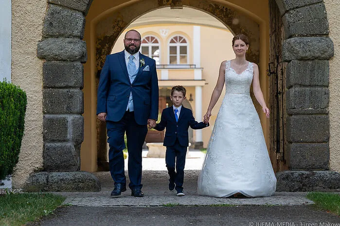 Angelika Konrad und Markus Zotter gaben sich romantisch auf Schloss Johnsdorf das Jawort. Für die Flitterwochen geht es nach Griechenland auf die größte Insel Kreta. Mit gefeiert haben mit dem Paar Sohn Felix, Verwandte und Freunde.