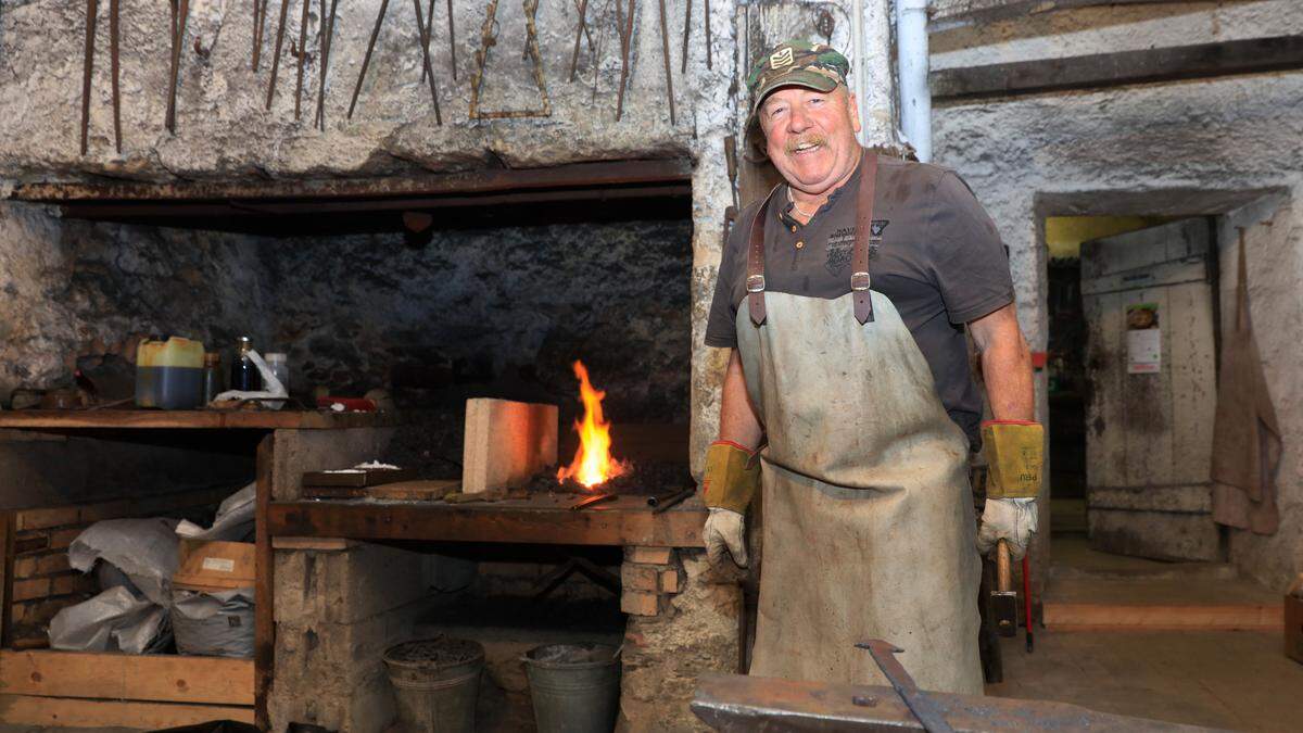 Alois Hammer organisiert die Messerausstellung in Eisenerz nicht nur, er ist auch ein bekannter Messerschmied