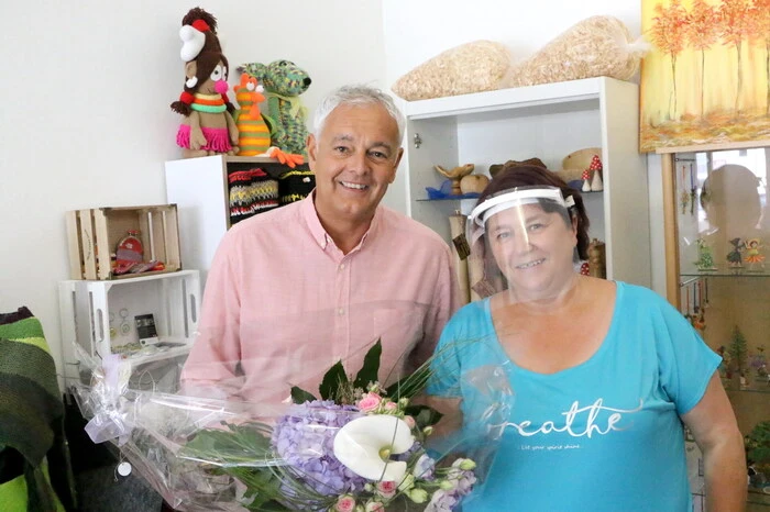 Von der Vielfalt der Handwerksgegenstände überzeugten sich am ersten Tag unter anderen die Bürgermeister Alexander Benedikt (Althofen) - am Foto mit Initiatorin Elisabeth Griesser - Gabi Dörflinger (Klein St. Paul), Raika Althofen-Prokurist Konrad Pirzl, Medizinerin Barbara Moser, Fotokünstler Peter Pugganig sowie Andrea Kräuter von der Allianz-Zulassungsstelle Althofen. 