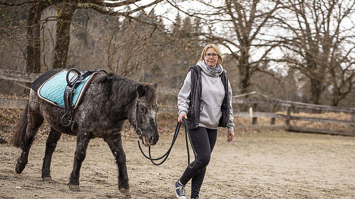 Sabine Kogler mit Pony Findus
