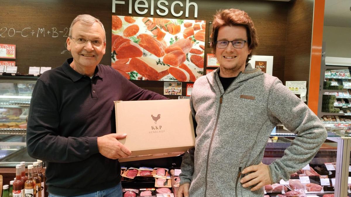 Patrick Birkls (r.) Bresse-Hühner können nun auch bei Hannes Christandl im Spar in Fehring gekauft werden