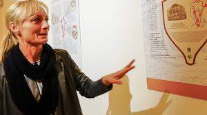 Wenn Kuratorin Sigrid Hörzer durch die Ausstellung im MiR Gleisdorf führt, ist sie in ihrem Element