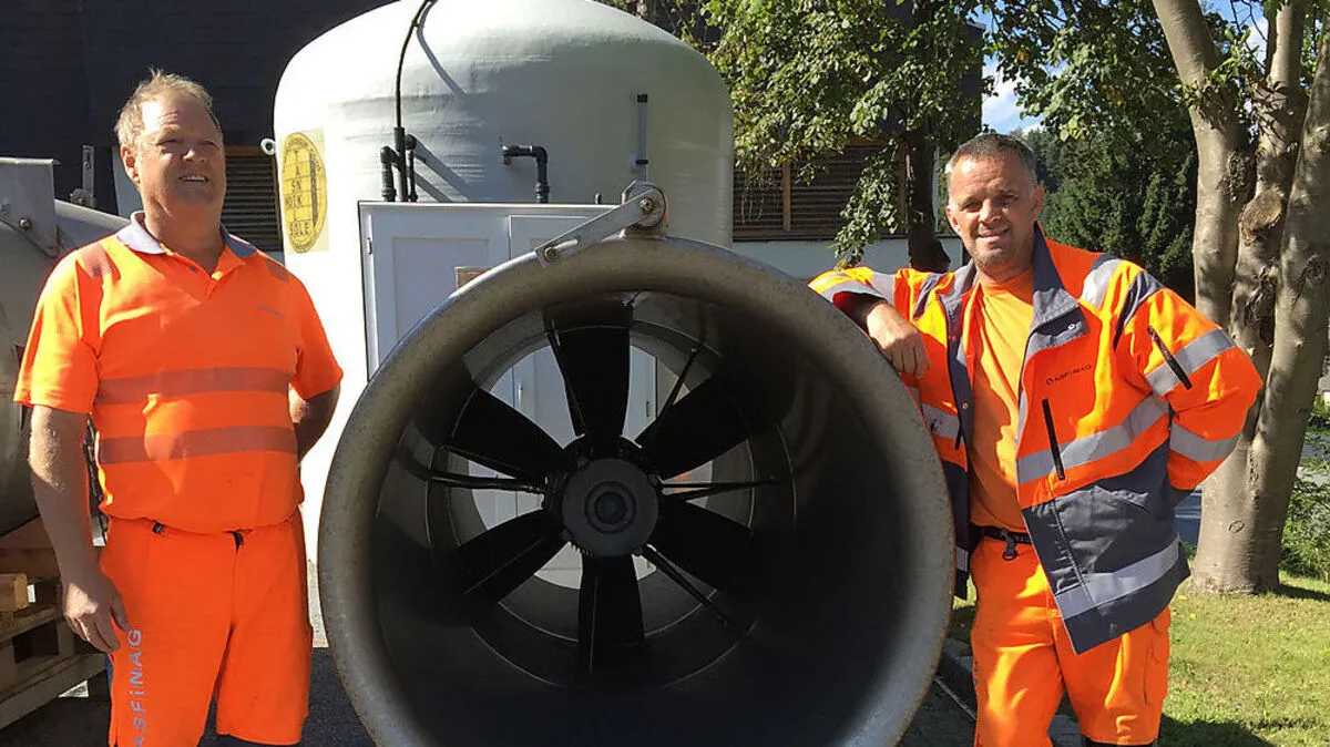 Die Mitarbeiter der Autobahnmeisterei Unterwald Kurt Pommer (links) und Erich Fabian haben sich einen der Lüfter bereits genau angesehen