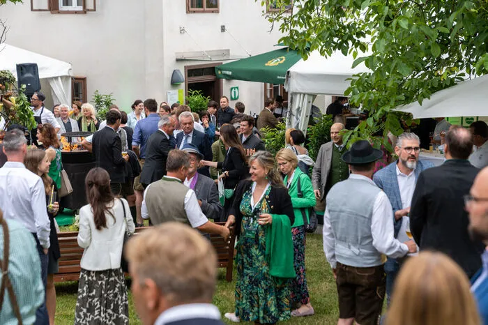 Rummel im Garten des Moosbrunnschlössls