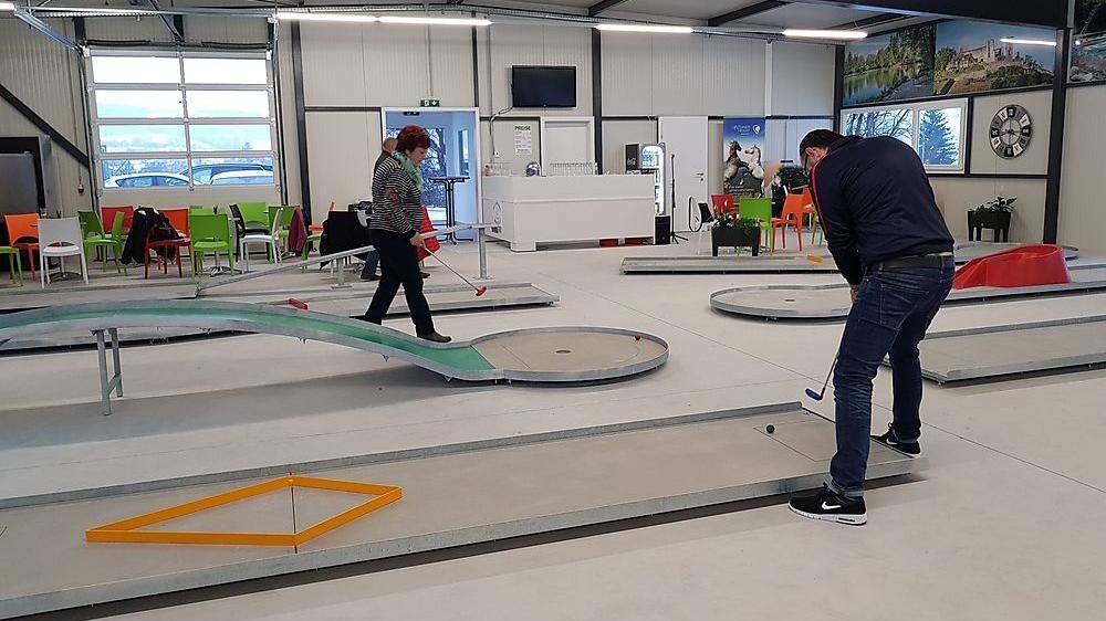 In der neuen Minigolfhalle in Voitsberg kann jeder auf professionallen Bahnen spielen