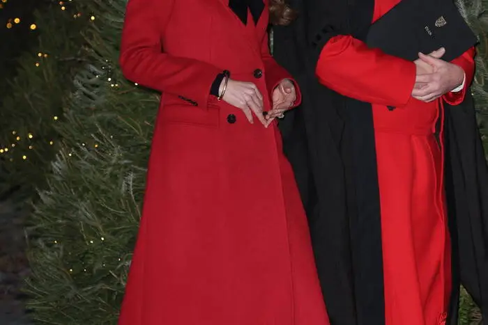 Prinzessin Kate trug einen weihnachtlichen roten Mantel mit einer auffälligen schwarzen Schleife