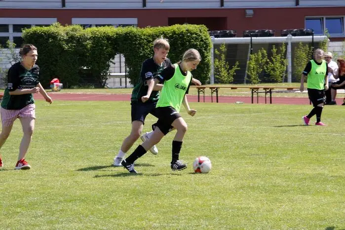 „Nach dem großen Erfolg im Vorjahr geht das inklusive Fußballturnier in die zweite Runde. Ein Treffpunkt für gelebte Inklusion, sportliche Begeisterung und gemeinschaftliches Miteinander“, freute sich Lebenshilfe-Geschäftsführer Armin Lorenz und präsentierte ein vielfältiges Programm nicht nur für alle Sportbegeisterten, sondern für die gesamte Bevölkerung. 