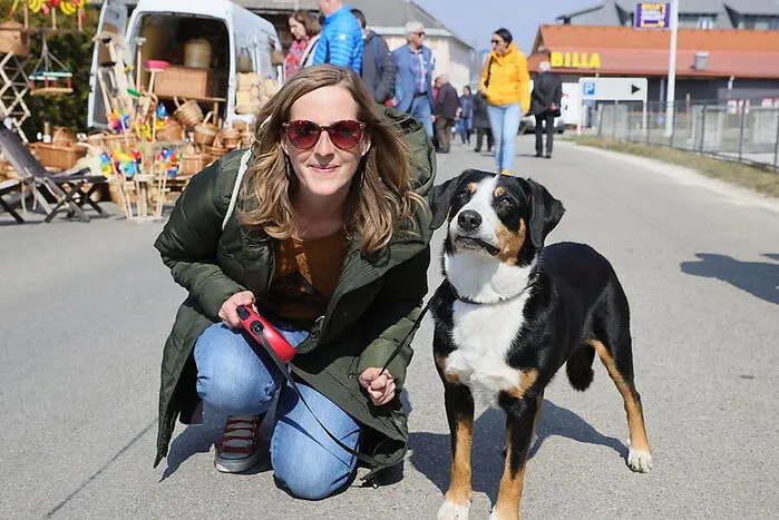 Monika Tschapelnig (31) aus Graz: "Ich bin ursprünglich aus Loibach und lebe jetzt aber in Graz. Ich komme aber immer wieder gerne her, wenn der Josefimarkt abgehalten wird. Ich freue mich auf die Standler, das gute Essen und das Flanieren mit meiner Hündin Franzi. Es gibt noch vieles, das wir anschauen möchten. Das schöne Wetter ist natürlich perfekt dafür."