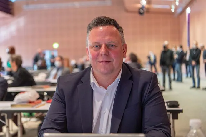 Michael Ehmann (SPÖ): „Wir kommen an der Verkehrswende nicht vorbei“, sagt SPÖ-Chef Michael Ehmann. Den Vorstoß seiner Koalitionspartnerin Judith Schwentner begrüßt er deshalb. Wenngleich: „Wir sind nicht dafür zu haben, das Auto zu verbieten. Aber: Alle Verkehrsträger gleichrangig zu behandeln, ist eine Illusion.“Daher: „Wir müssen die Alternativen zum Auto attraktiver machen“, so Ehmann. Also Öffis, das Radwegenetz und Fußgängerzonen ausbauen, generell die „Durchwegung für Fußgänger“ erhöhen. Das „wollen wir in einem Grundsatzbeschluss festhalten“.