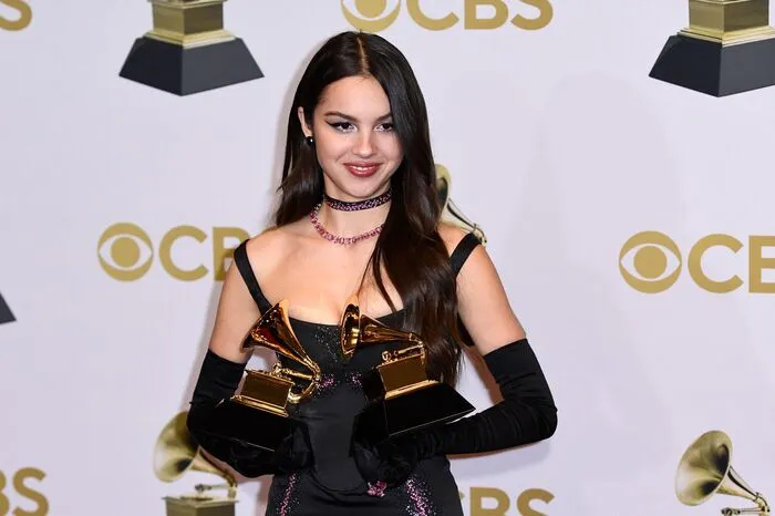 In den Hauptkategorien der Grammys räumten der Musiker Jon Batiste, die Sängerin Olivia Rodrigo und das Duo Silk Sonic ab. Batiste, der mit insgesamt elf Nominierungen als Favorit in die Gala gegangen war, gewann fünf Auszeichnungen, darunter den Grammy in der Kategorie "Album des Jahres" für "We Are".