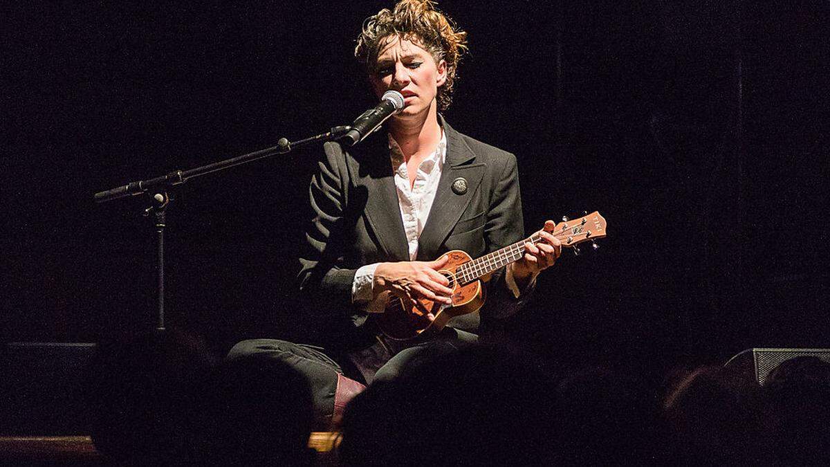 Amanda Palmer, meist am Piano, spielte ein Lied im Stefaniensaal auch mit der Ukulele