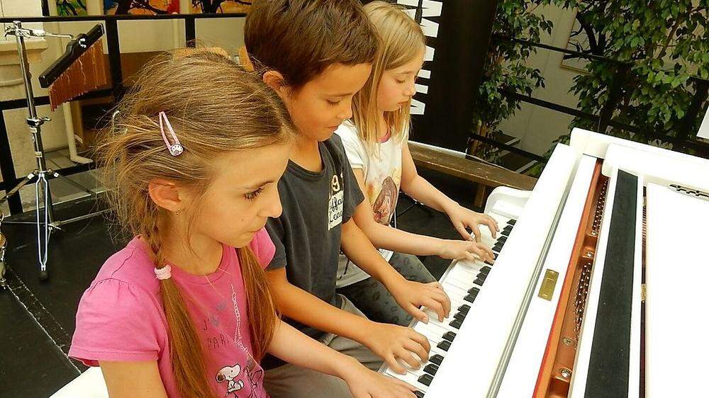 Die Jüngsten der Norbert Artner-Musikschule zeigten Im Rathaushof St. Veit ihr Können	
