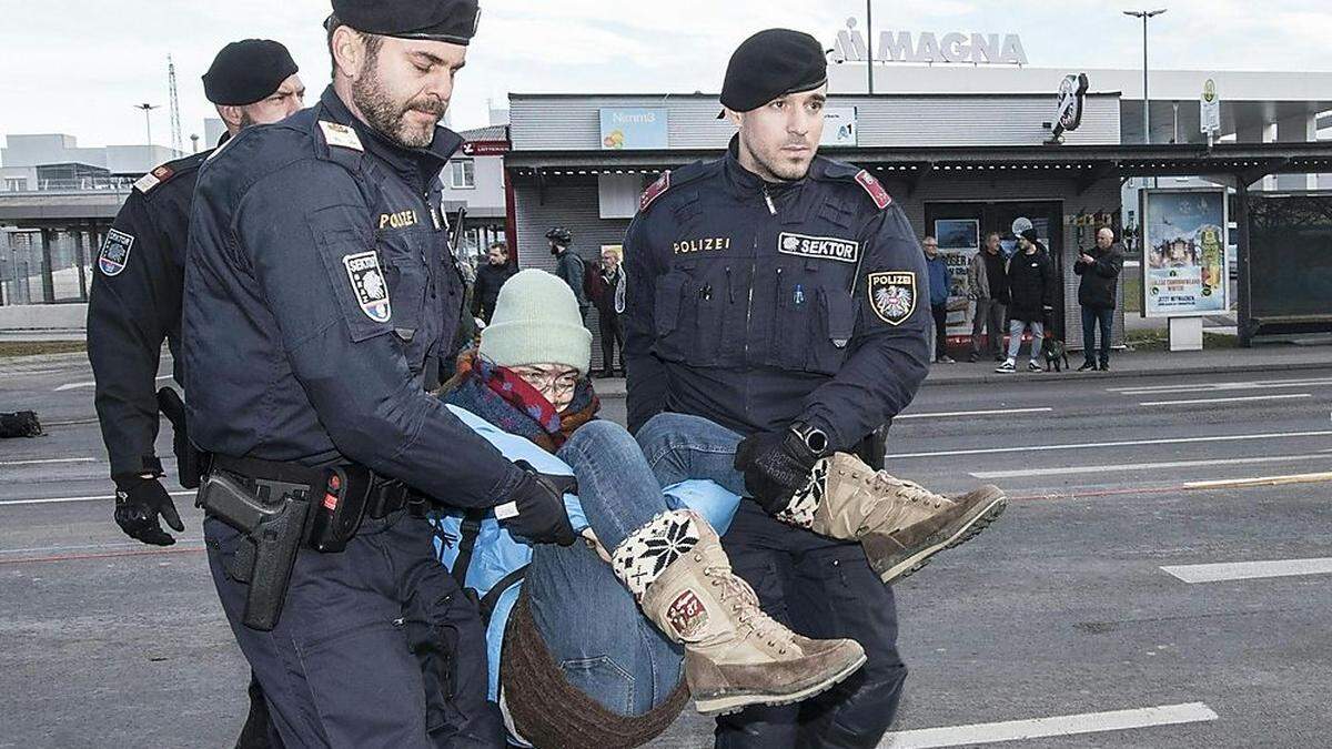 Passiver Widerstand: Die Demonstranten ließen sich wegtragen.