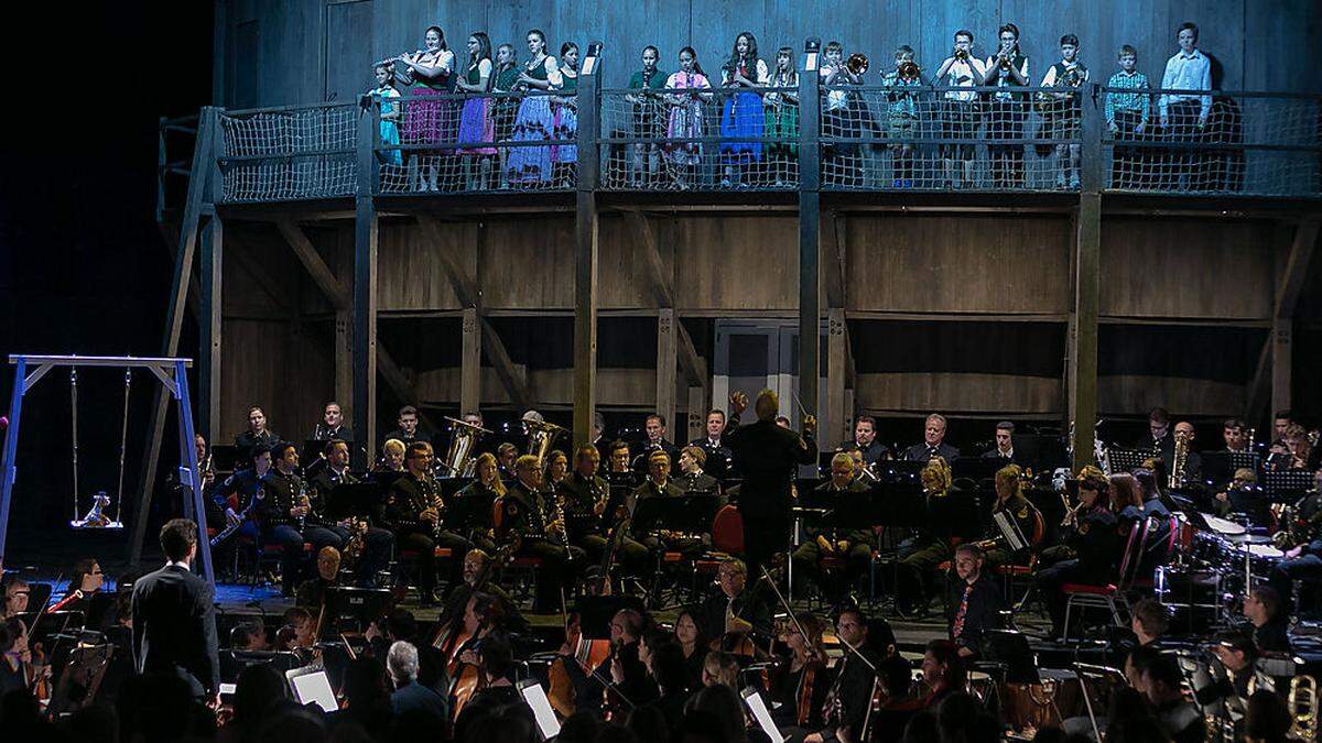 Die Musikschüler auf der Galerie, unter ihnen hat der Musikverein Liezen Platz genommen