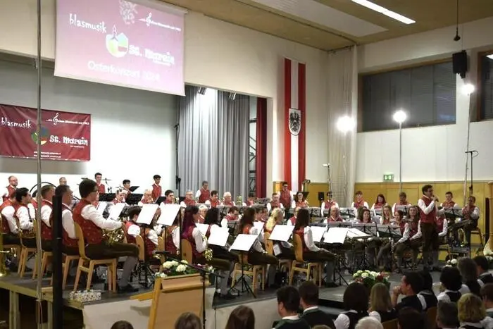Der Gastchor, das „Doppelsextett Carinthia“ unter der Leitung von Wolfgang Felsberger rundete den Abend mit seinen wunderbaren Stimmen ab und begeisterten sowohl mit abwechslungsreichen heimischen sowie internationalen Chorwerken.