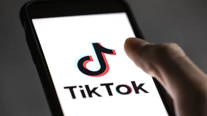 Mit kurzen Videos lockt TikTok inzwischen rund eine Milliarde Nutzer an. Im Ranking der am meisten heruntergeladenen Programme verdrängt die App aus China damit Facebook von Platz Eins. Hatte der frühere US-Präsident Donald Trump noch versucht, Tiktok aus Gründen der nationalen Sicherheit vom US-Markt zu verbannen, falls Mutterkonzern Bytedance sie nicht an US-Investoren verkauft, so hob sein Nachfolger Joe Biden diese Anordnung im Juni auf. 