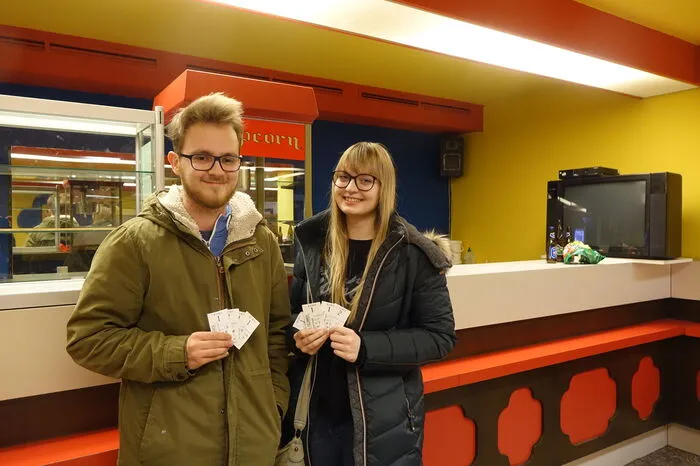 Lukas Lorber und Lara Klobasa aus Feldbach kamen mit Kinotickets aus vergangenen Jahren.