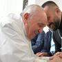 Der Papst mit einem Gefangenen 