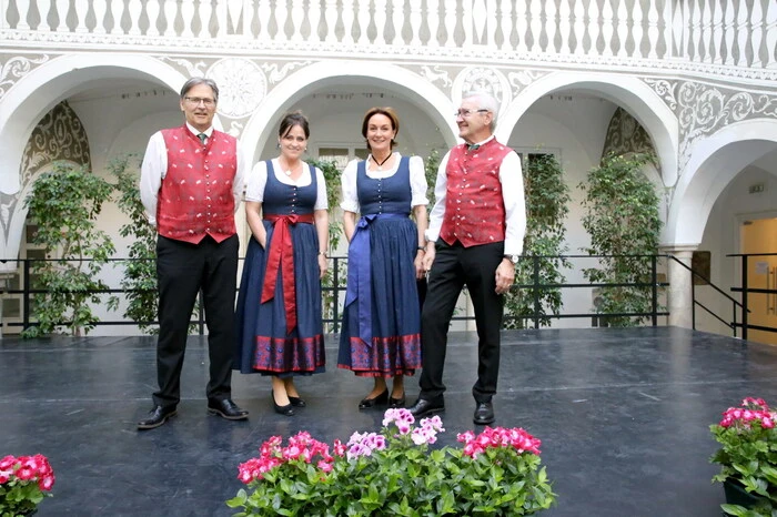... sowie der „Kärntner Viergesang“ unter der Leitung von Peter Gröning mit. 