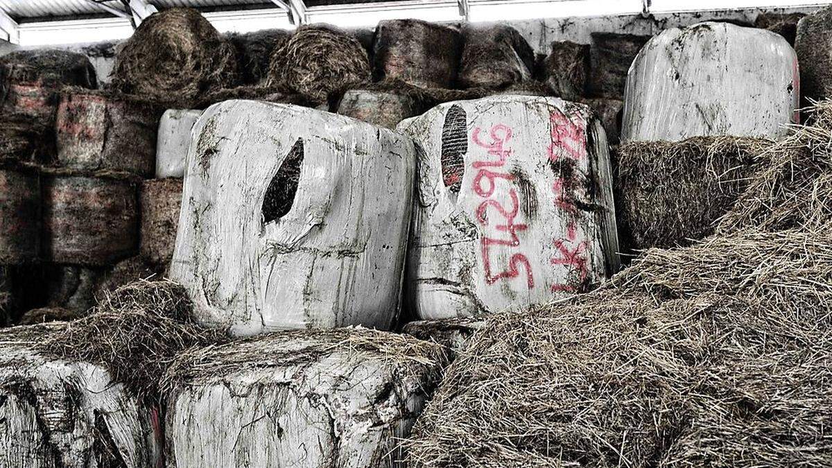 Die Zeit hat bei den Ballen deutliche Spuren hinterlassen