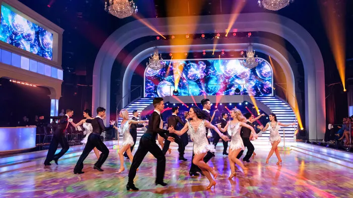 Parkett frei für die „Dancing Stars“. Am Freitag startete die 13. Auflage der beliebten Tanzshow des ORF. In der ersten Live-Show präsentieren die Promi-Damen gemeinsammit ihren Profitänzern ihren ersten Solotanz und stellen sich dem Jury- und Publikumsvoting.