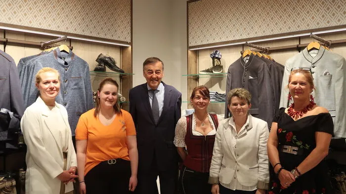 Center-Managerin Michelle Waldner (1.v. l.) und Heribert Krammer (3.v. l.) und Mitarbeiterinnen der Zillertaler Trachtenwelt
