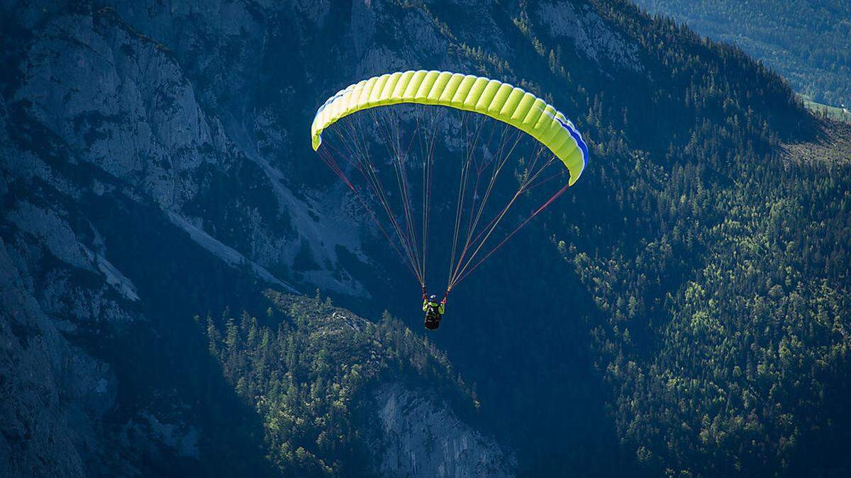 Der Gleitschirm war von einer Windböe erfasst worden