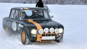 Margarita und Magdalena Voglar aus Graz auf einem Alfa Romeo Giulia Ti bei der Sonderprüfung am Samstagmorgen am Flugplatz in Niederöblarn