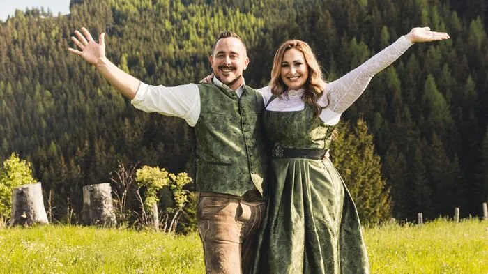 Holzbauer Philipp Barbarits mit seiner Petra Melcher alias "Adriana" aus Villach, beide bekannt von "Bauer sucht Frau"