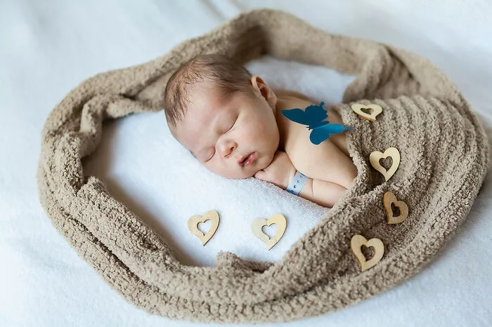 Friedlich schlummert Alex (4250 g, 54 cm) beim ersten Fototermin. Der junge Mann tat am 9. September um 5.59 Uhr seinen ersten Schrei. Die Eltern Denise Pirker und Fabian Wölfl aus Globasnitz sind sehr stolz. Auch der große Bruder Raphael (6) war schon sehr gespannt.