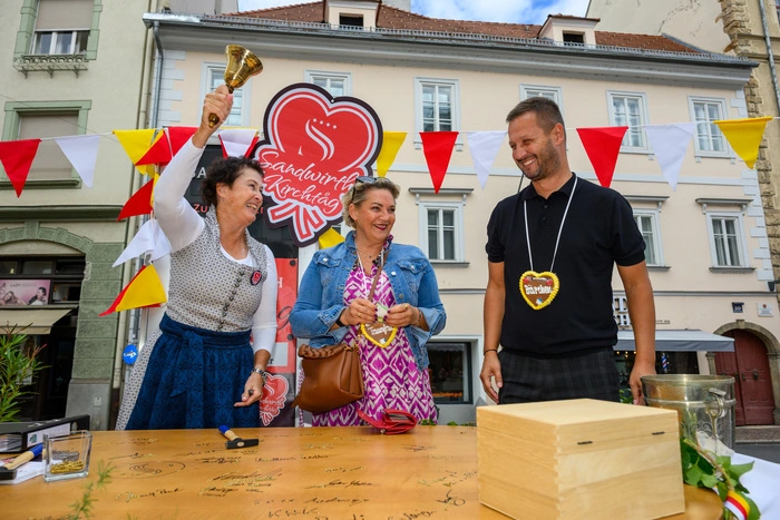Dabei wurde mit dem „Drahrer-Tisch”, mit dem man Nageln und Spenden kann, eine über 120 Jahre alte Tradition wiederbelebt.