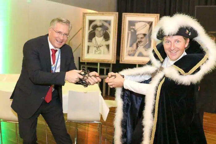  Einer der Höhepunkte des Abends war jedoch die Stadtschlüsselübergabe von „Hausherr“ Bürgermeister Martin Kulmer an Herzog Andy I. (Andy Kainz). 