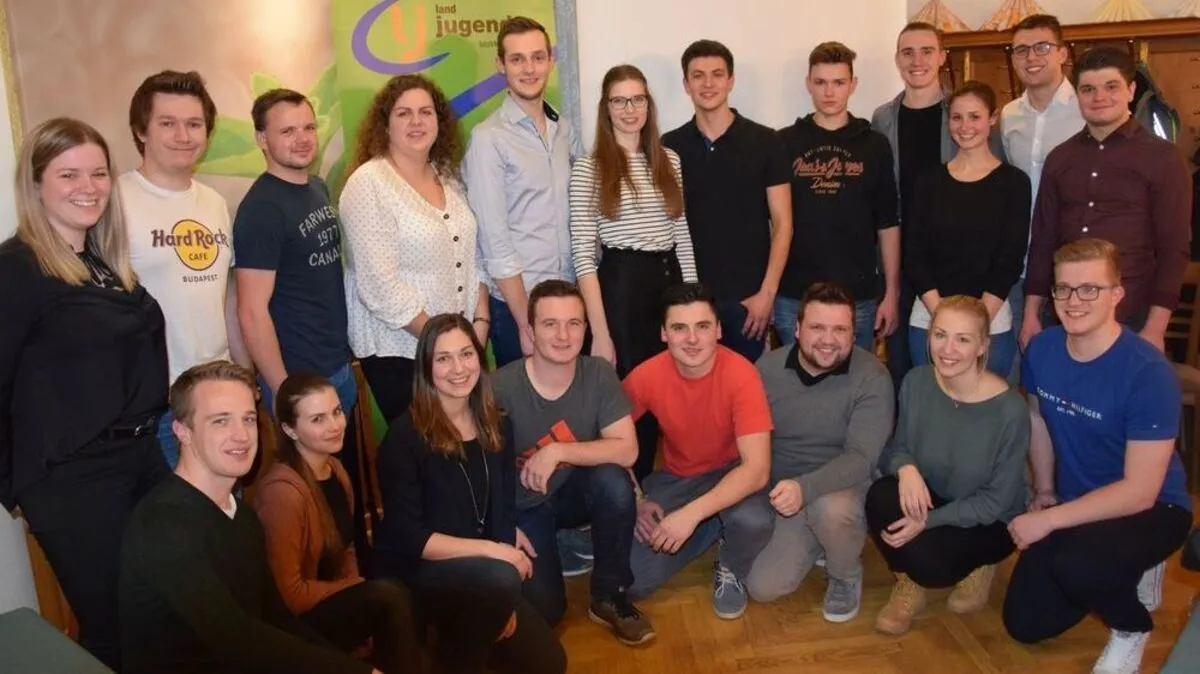 Alter und neuer Bezirksvorstand mit den Neumitgliedern Strassegger (knieend, 4.v.l.), Hofer (knieend, 5.v.l.), Gruber (stehend, 3.v.r.), Mosbacher (stehend, 5.v.r.) und Fröhlich (stehend, 1.v.r.)