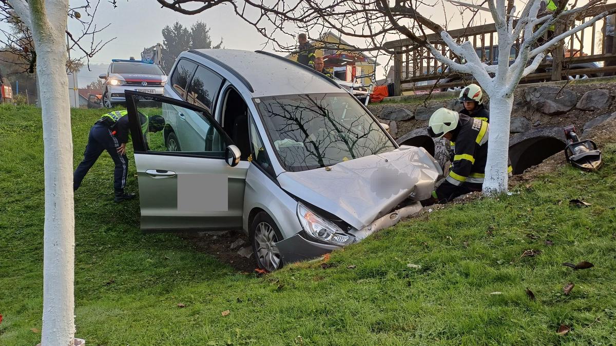 Das Fahrzeug prallte gegen eine Steinmauer