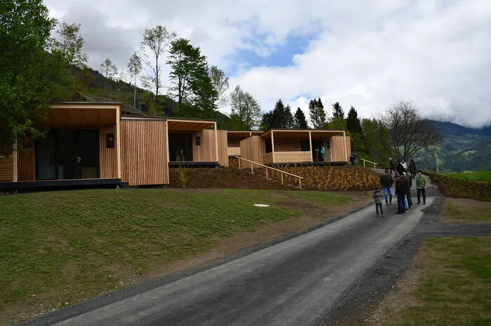 Fünf dieser modularen Designhäuser aus Massivholz wurden innerhalb von zwei Tagen aufgestellt.