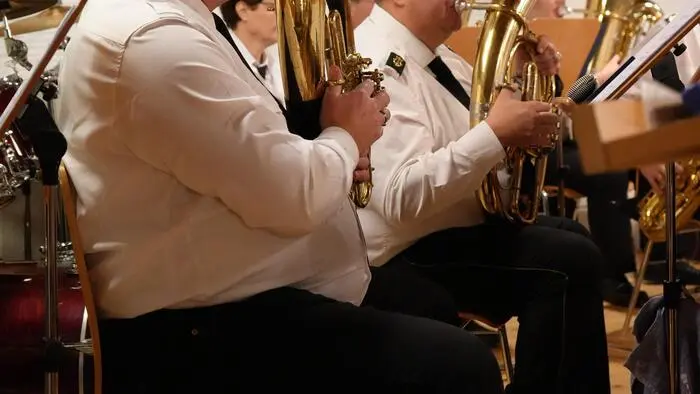 Zu einem Weihnachtskonzert wurde im Oberweger Stadl in Judenburg geladen: Neben dem Arbeitermusikverein Stadtkapelle Judenburg unter der Leitung von Gerlinde Schneider waren noch die Ziach-Streich-Blos-Zupf Musi unter der Leitung von Manfred Herrmann und die Kinder der Bläserklasse und der Musikschule zu hören.