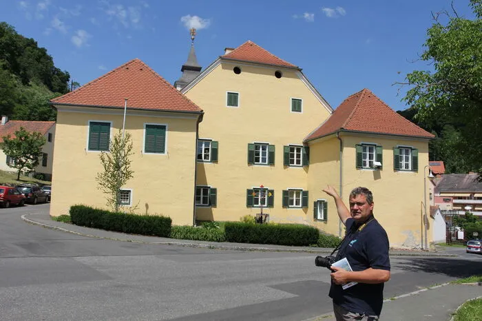 Bernard Wieser zeigt auf die zwei Ausfluglöcher im Pfarrhof Klöch
