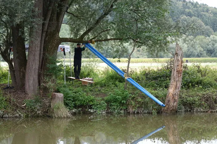 Über diese Rohre werden Schwimmkörper in die Raab gelassen.
