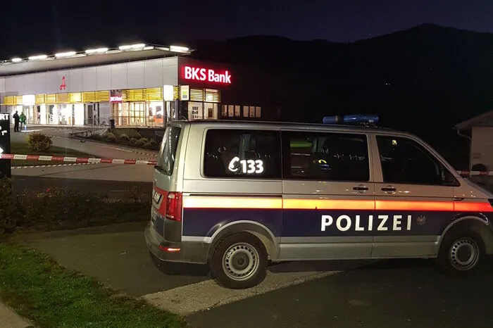 Der Parkplatz wurde abgeriegelt, eine Alarmfahndung nach den Tätern eingeleitet.