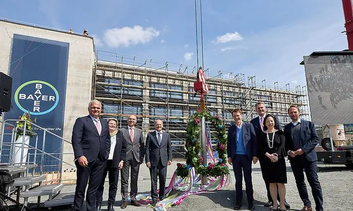 Richtfest der neuen Bayer-Arzneimittelanlage in Leverkusen (von links): Stefan Oelrich (Leiter der Bayer-Division Pharmaceuticals), Heike Hausfeld (Vorsitzende des Gesamtbetriebsrats von Bayer), Bayer- Vorstandsvorsitzender Werner Baumann, Bundeskanzler Olaf Scholz, Bundesgesundheitsminister Karl Lauterbach, Bayer-Aufsichtsratsvorsitzender Prof. Dr. Norbert Winkeljohann, Bayer-Vorstandsmitglied Sarena Lin, Uwe Richrath (Oberbürgermeister von Leverkusen)