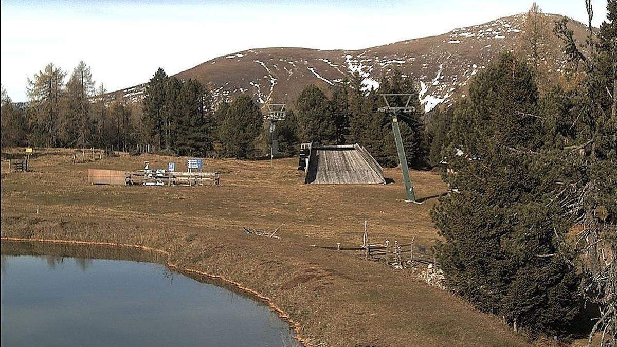   Webcam-Bild zeigt Speicherteich auf Hochrindl, demnächst soll mehr Schnee produziert werden 