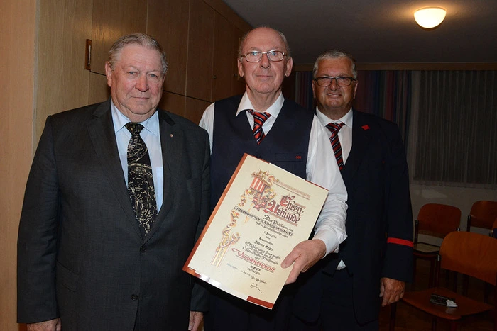 Hans Egger wurde für 65 Jahre als aktiver Musiker mit dem Verdienstkreuz in Gold ausgezeichnet.