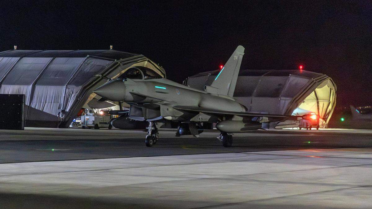 US-Angriffe auf den Jemen | Ein US-amerikanischer Kampfjet auf einer Militärbasis auf Zypern nach den Angriffen auf die Houthi-Rebellen im Jemen