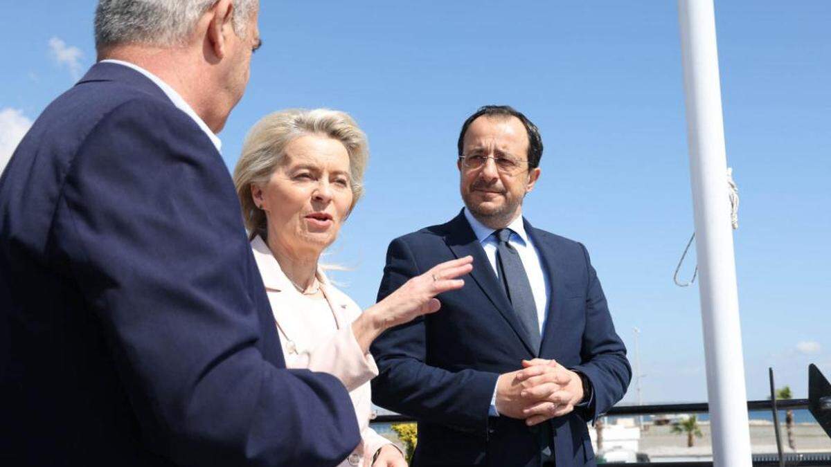 Zyperns Präsident Nikos Christodoulides (R) und die Präsidentin der Europäischen Kommission Ursula von der Leyen (C) bei der Besichtigung des Hafens von Larnaca.